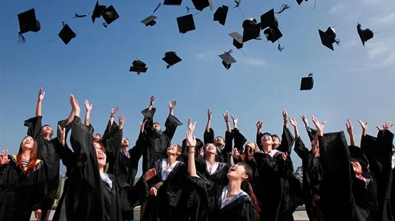 Caption Tốt Nghiệp Đại Học Ngắn Gọn: Lời Nhắn Ý Nghĩa Cho Ngày Tựu Trường