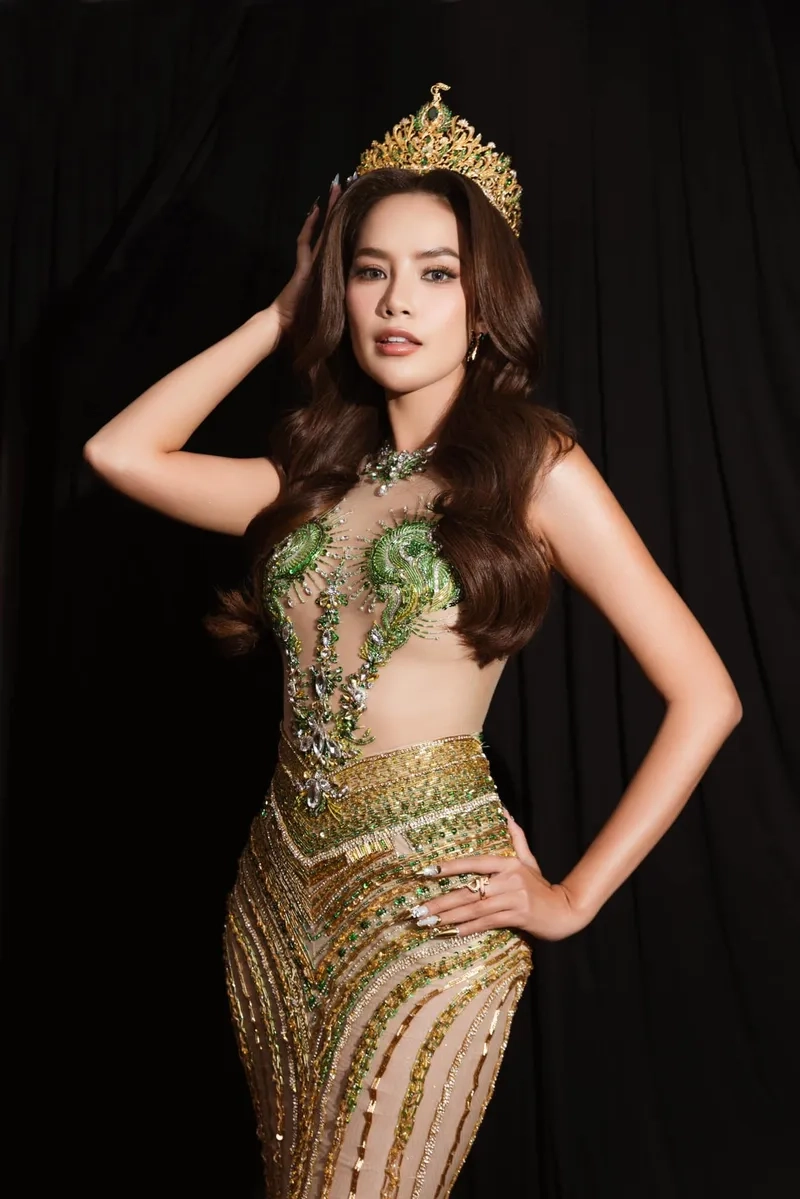 Chiêm ngưỡng Lê Hoàng Phương evening gown, kiêu sa và đầy quyền lực