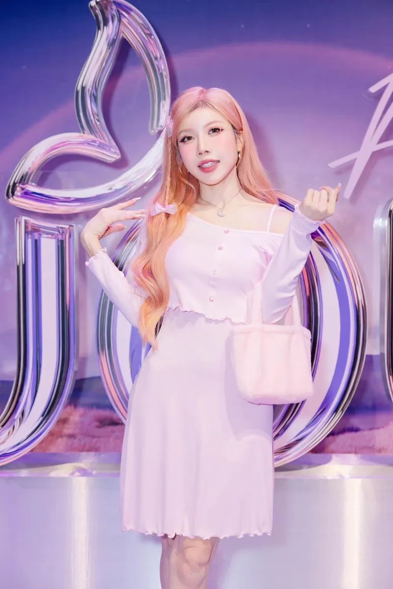 Barbie Trang Pháp lyrics có gì mà khiến dân mạng phát cuồng