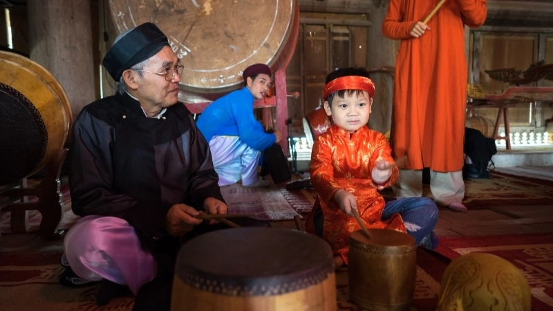  Trẻ em hát đồng dao, khám phá văn học Việt Nam qua trò chơi.