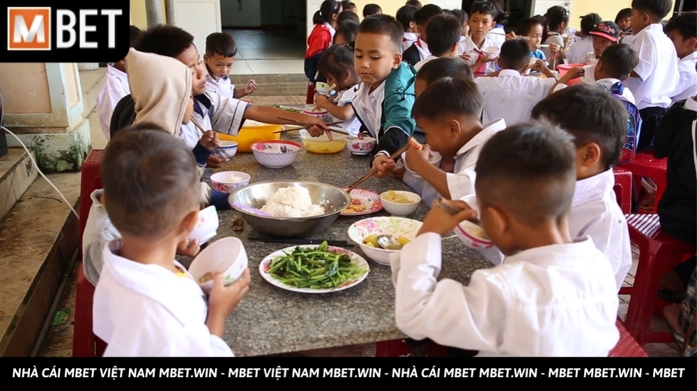 Bữa cơm no ấm – MBET sẻ chia cùng học sinh nghèo