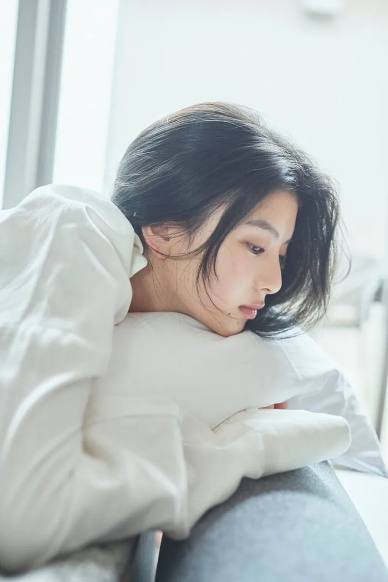Khi lòng thôi bình yên con gái hình ảnh buồn