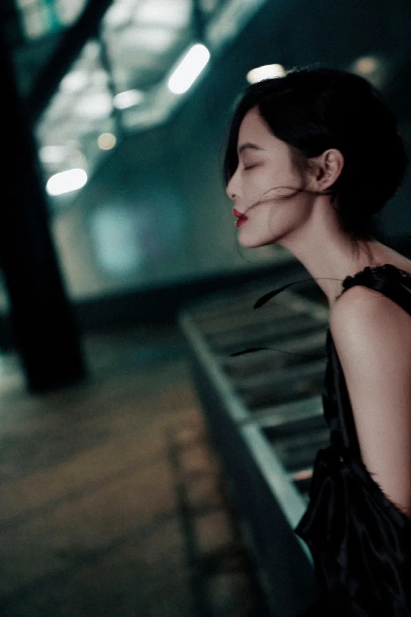 Giấu nỗi cô đơn trong avatar facebook ảnh cô gái buồn