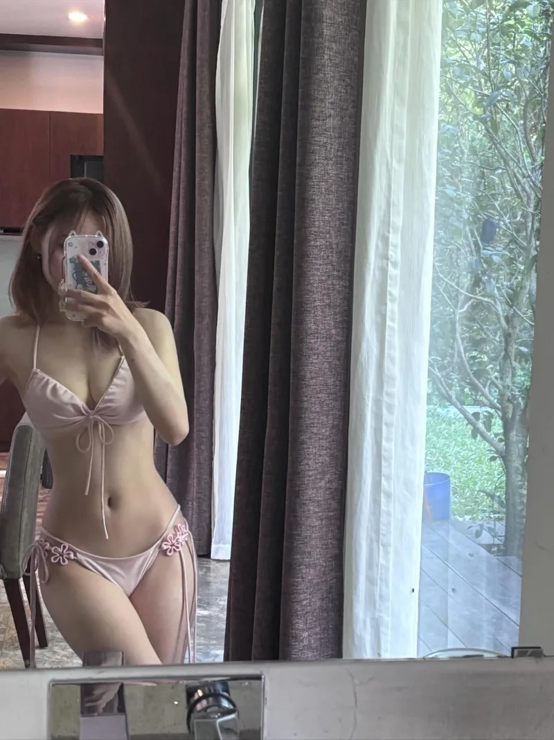 Vẻ đẹp quyến rũ tỏa sáng trong ảnh gái xinh mặc bikini