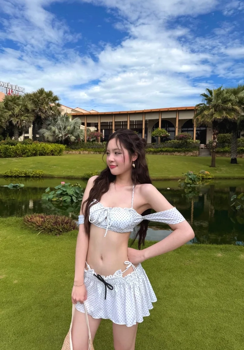 Đáng yêu bất ngờ từ hình ảnh con gái cute mặc bikini
