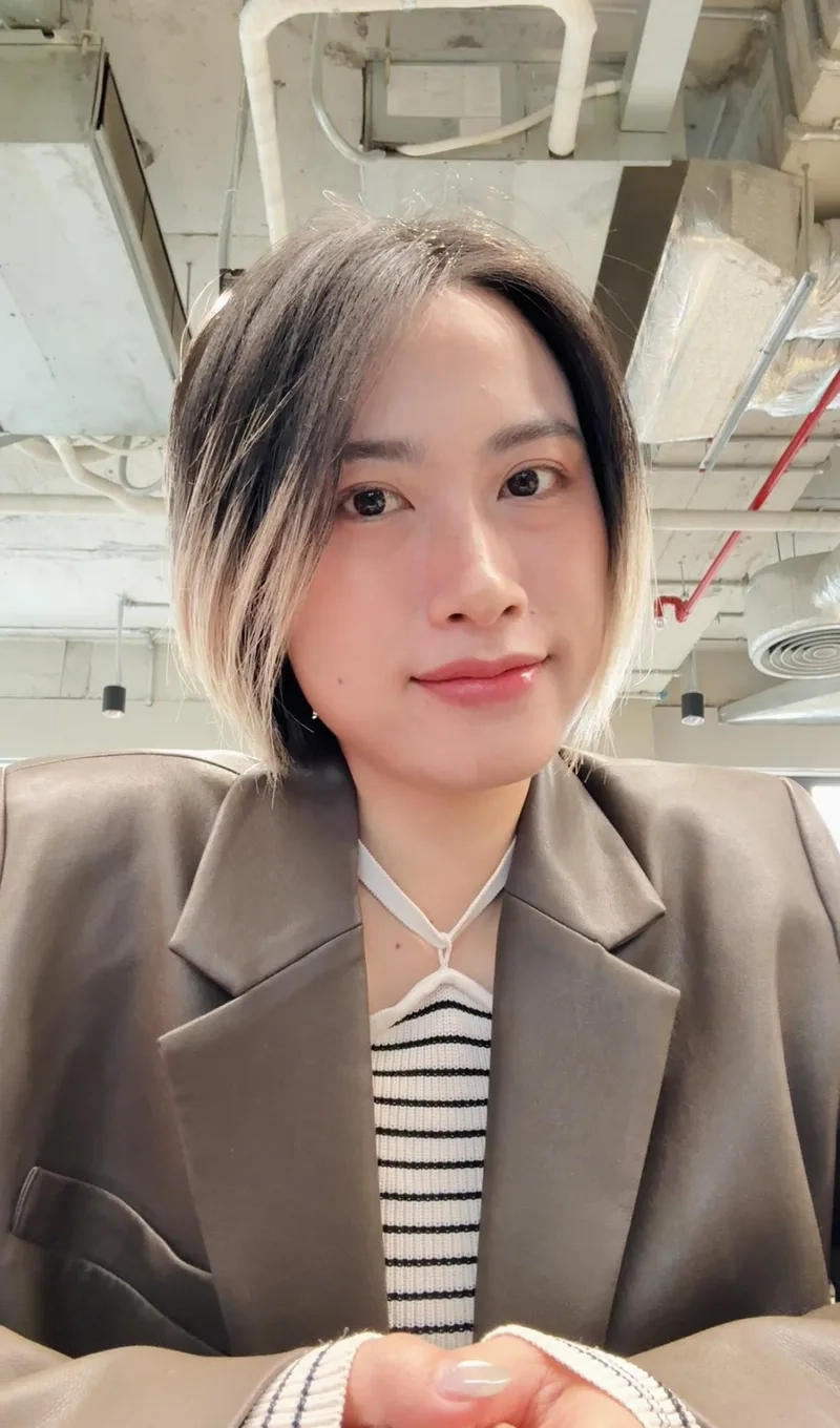 Khám phá phong cách chuyên nghiệp với Ảnh cô gái làm việc tại văn phòng