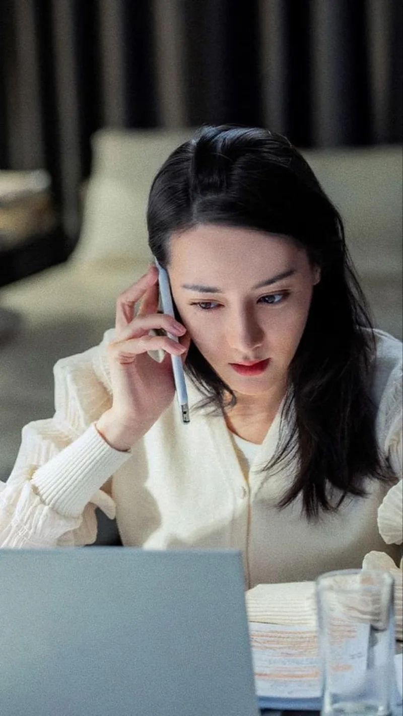 Tăng sự chuyên nghiệp với Ảnh nữ nhân viên văn phòng