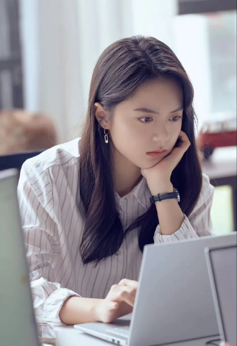 Sáng tạo năng lượng tích cực với Ảnh nữ nhân viên văn phòng cười tươi