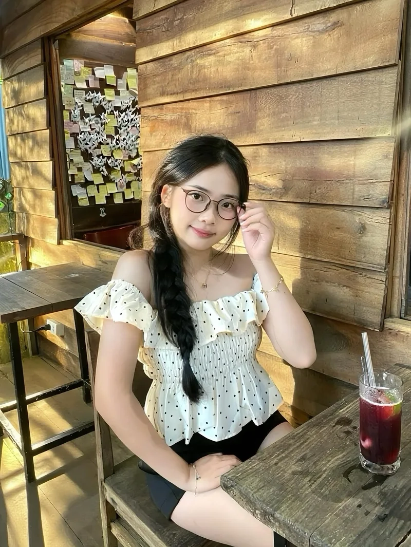 Sự nhẹ nhàng hiện rõ trong ảnh gái xinh đeo kính cận