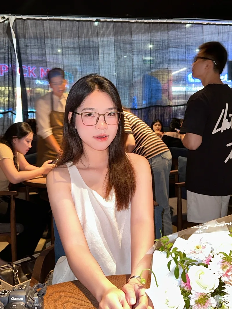 Nét thanh lịch trong hình ảnh gái xinh đeo kính