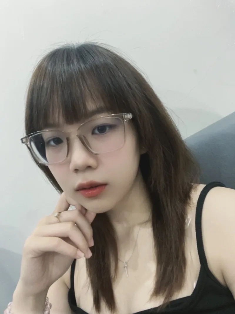 Khám phá thần thái lạnh lùng qua ảnh cô gái đeo kính