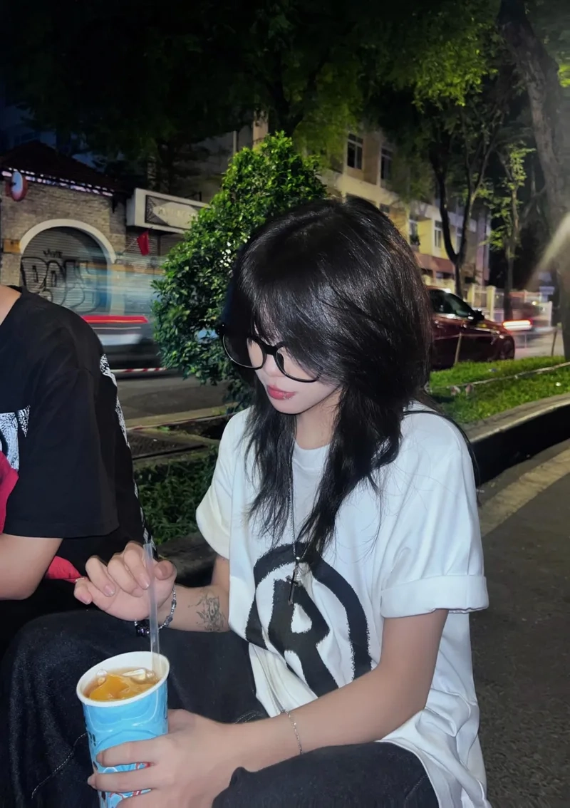 Nét dịu dàng trong ảnh gái xinh tóc dài đeo kính