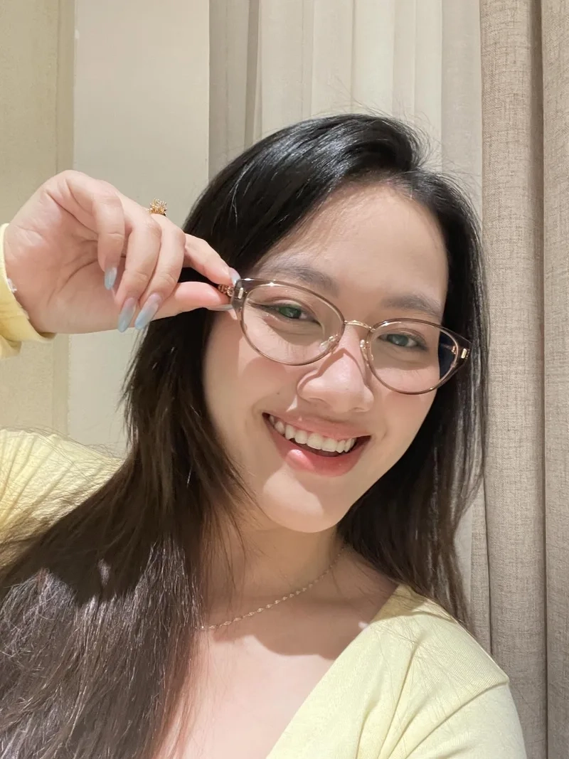 Tỏa sáng vẻ đẹp trí tuệ qua hình ảnh cô gái đeo kính