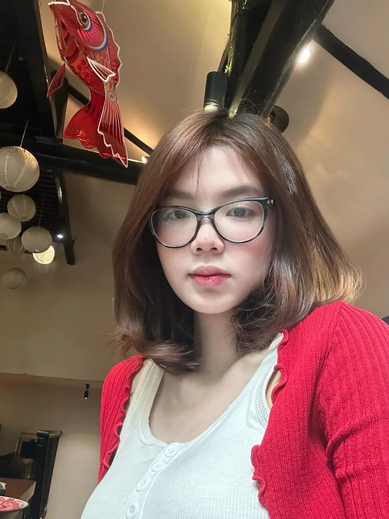 Dáng vẻ kẹo ngọt trong em gái đeo kính xinh đẹp của các anh nè