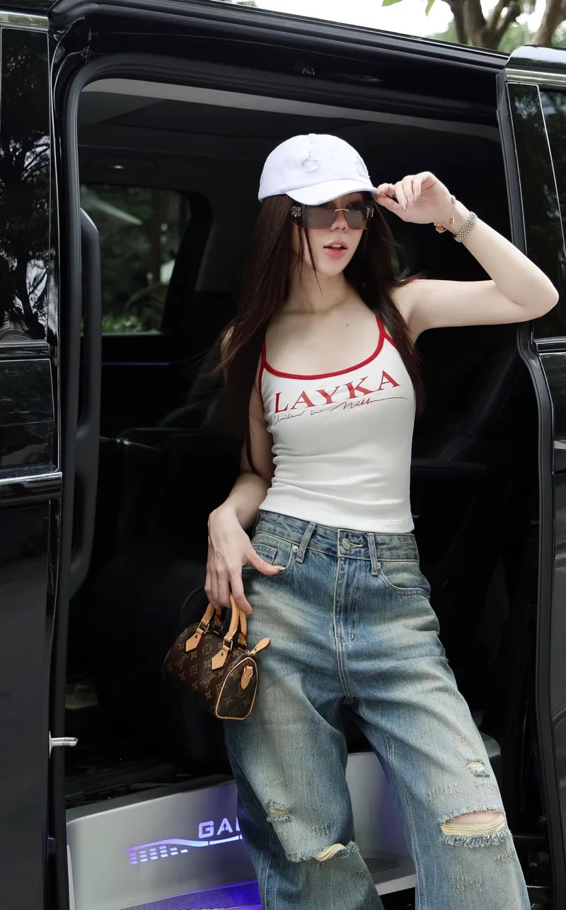 Tạo điểm nhấn cho avatar với Gái đẹp đeo kính