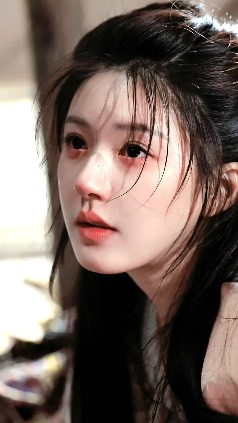 Ngắm nhìn hình ảnh cô gái khóc buồn thật xúc động