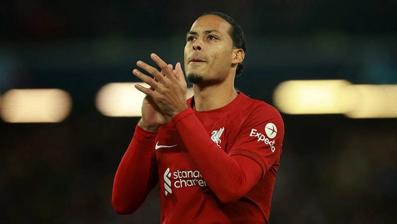 HLV Arne Slot và đồng đội phản ứng: Im lặng đáng sợ 