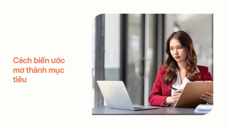 Người phụ nữ đang ghi chép kế hoạch làm việc vào sổ tay cá nhân