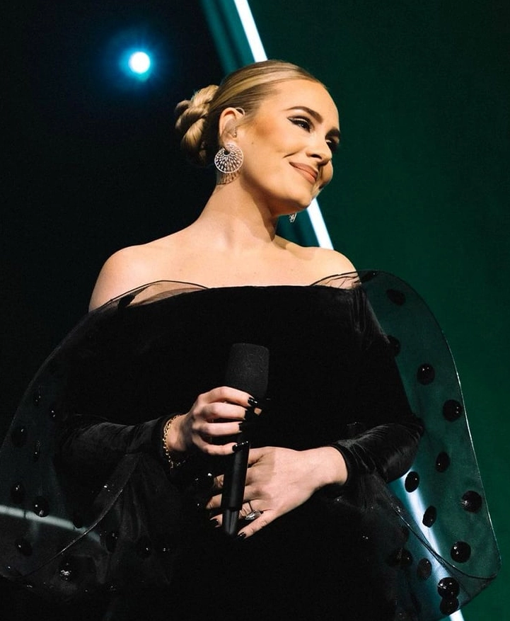 Adele cười rạng rỡ trên sân khấu