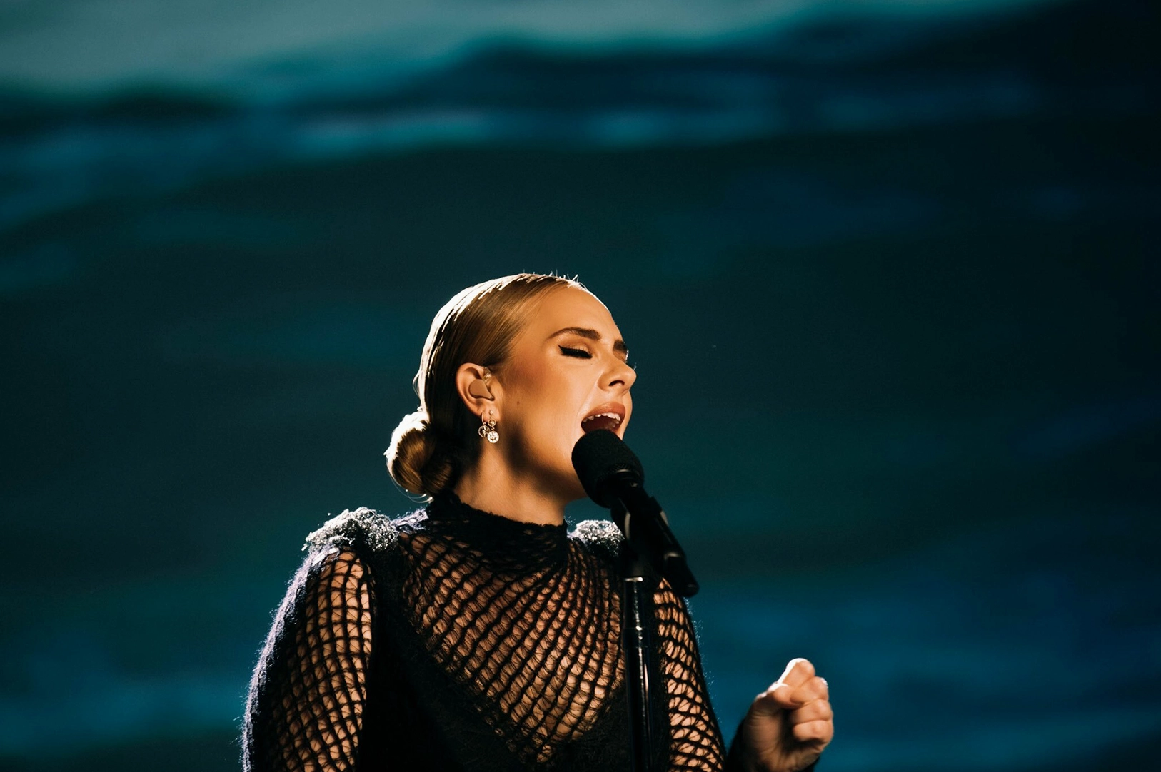 Adele trình diễn cùng dàn nhạc