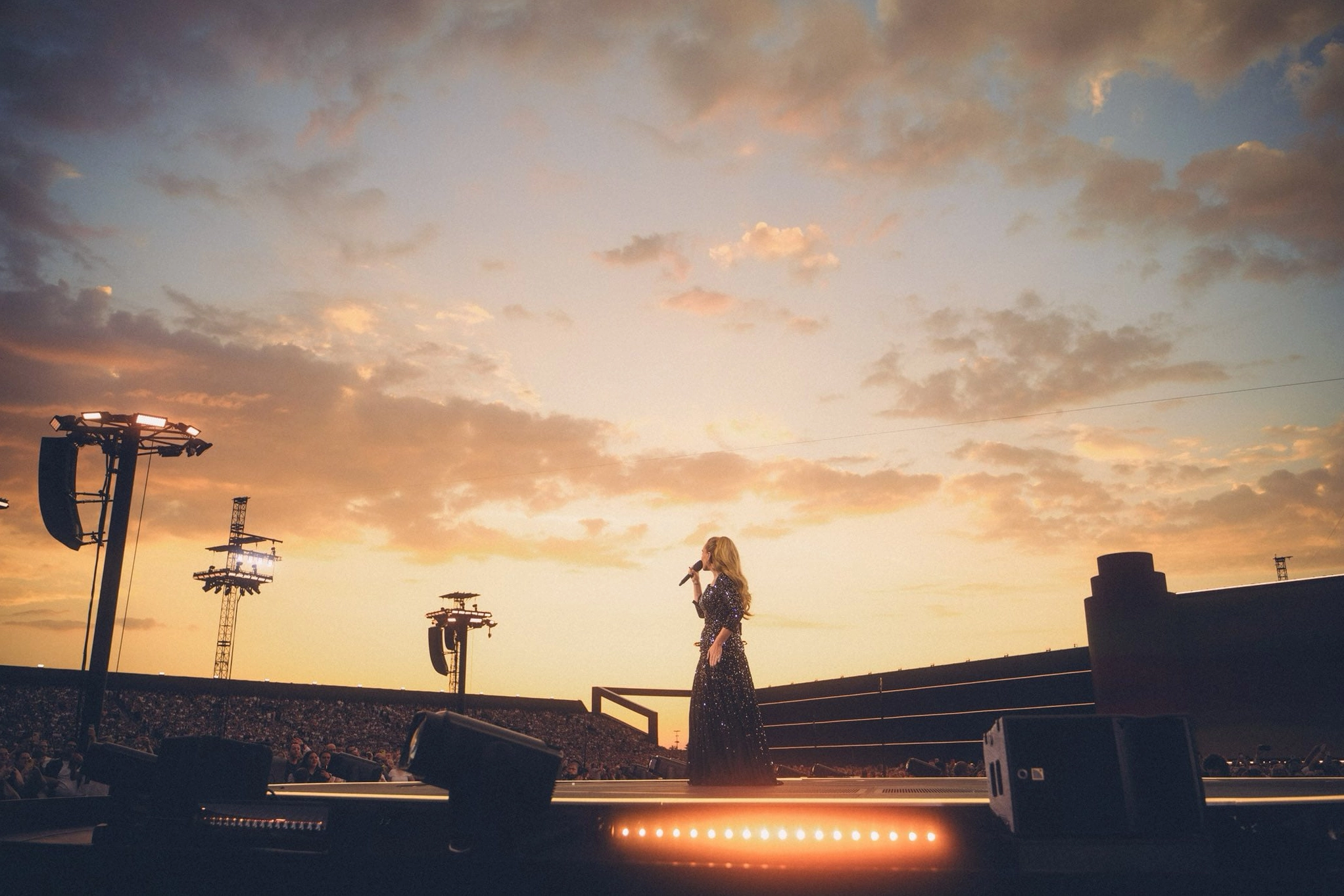 Adele trình diễn trên sân khấu lớn