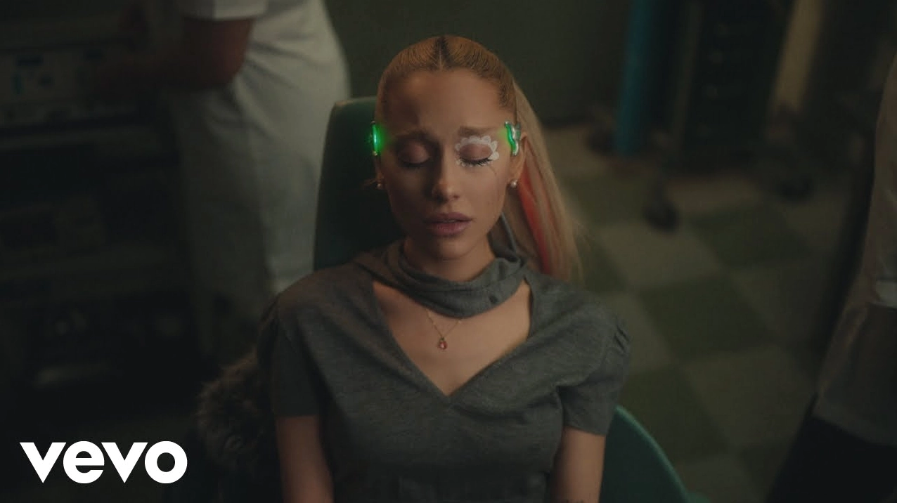 Ariana Grande trong video ca nhạc we cant be friends