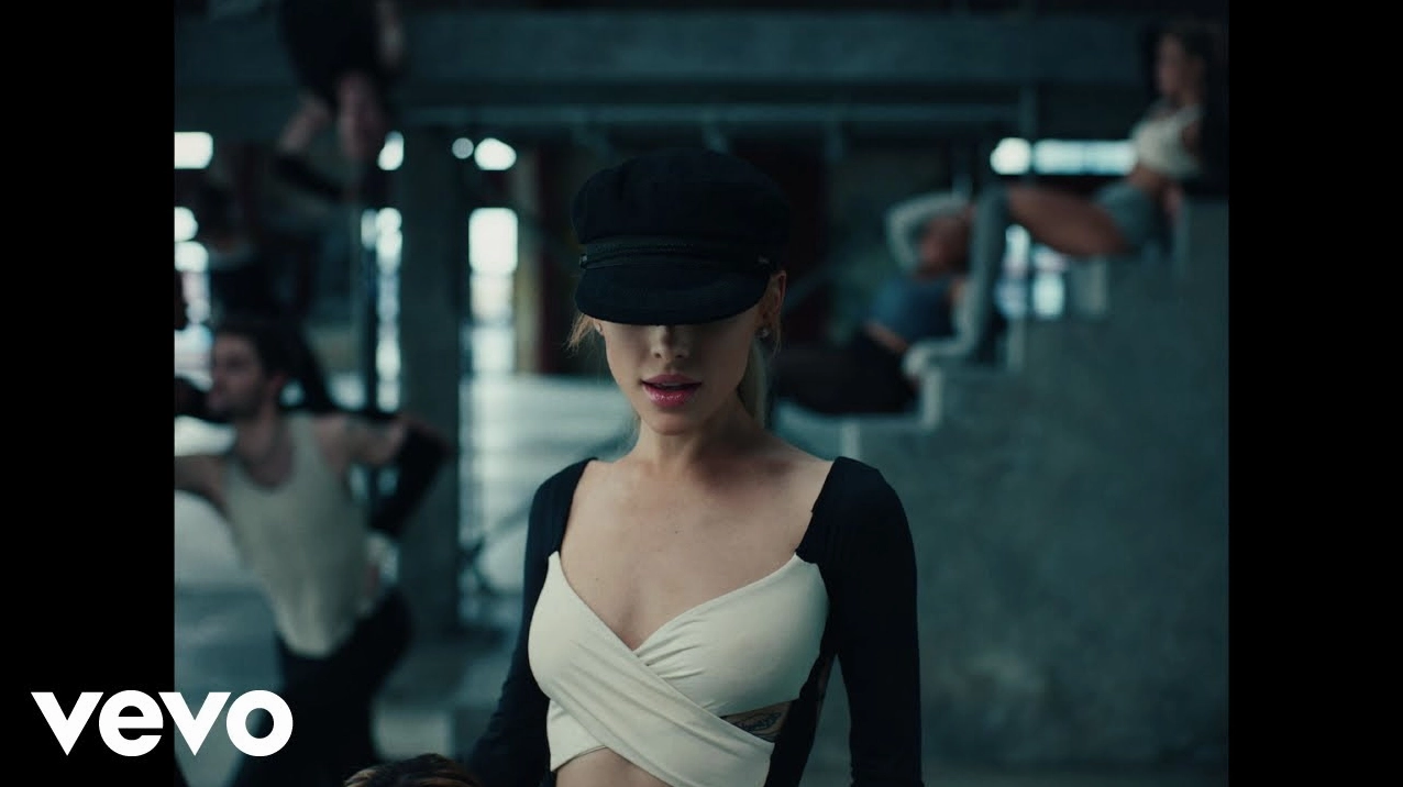 Ariana Grande trong video ca nhạc yes and