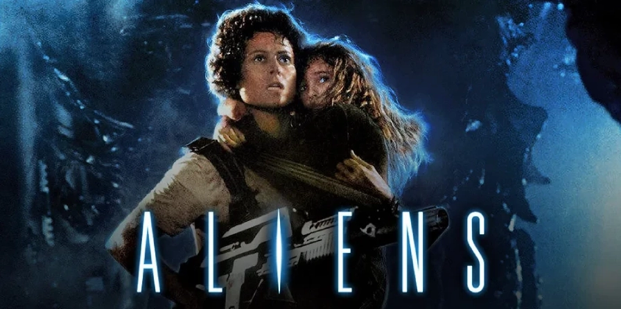 Ellen Ripley đối đầu bầy Xenomorph trong Aliens do James Cameron đạo diễn