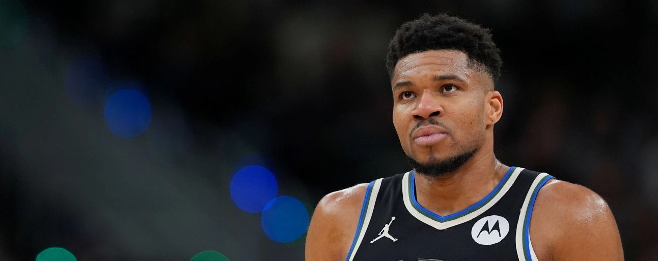 Giannis Antetokounmpo bị loại khỏi đội hình Bucks