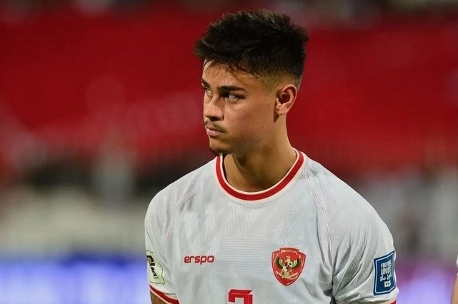 Hình ảnh Mees Hilgers trong màu áo FC Twente Hà Lan