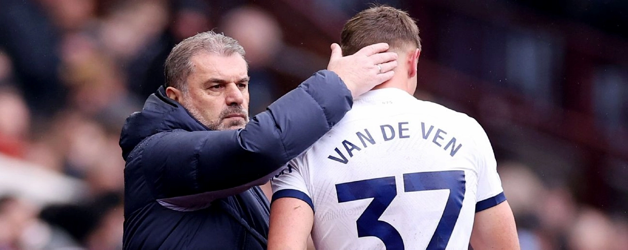 HLV Ange Postecoglou an ủi Micky van de Ven sau chấn thương