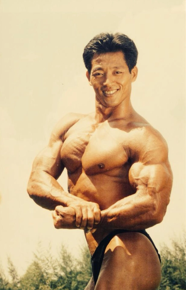 Huyền thoại Lý Đức tạo dáng trên sàn đấu