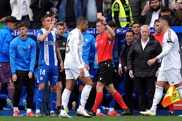 Kylian Mbappé của Real Madrid nhận thẻ đỏ