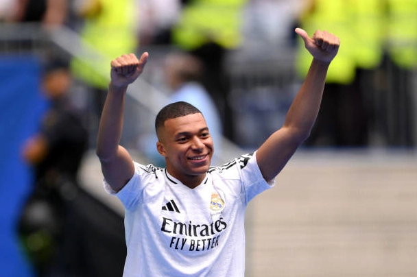 Kylian Mbappé được giới thiệu tại sân vận động Santiago Bernabeu
