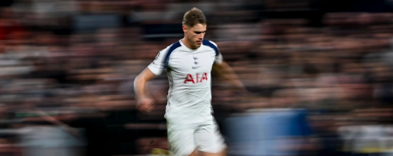 Micky van de Ven của Tottenham Hotspur kiểm soát bóng tại UEFA Champions League