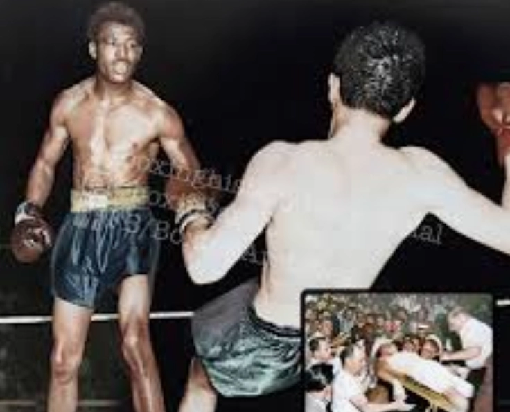 Robinson (bên trái) trong trận đấu. Tiểu sử Sugar Ray Robinson.