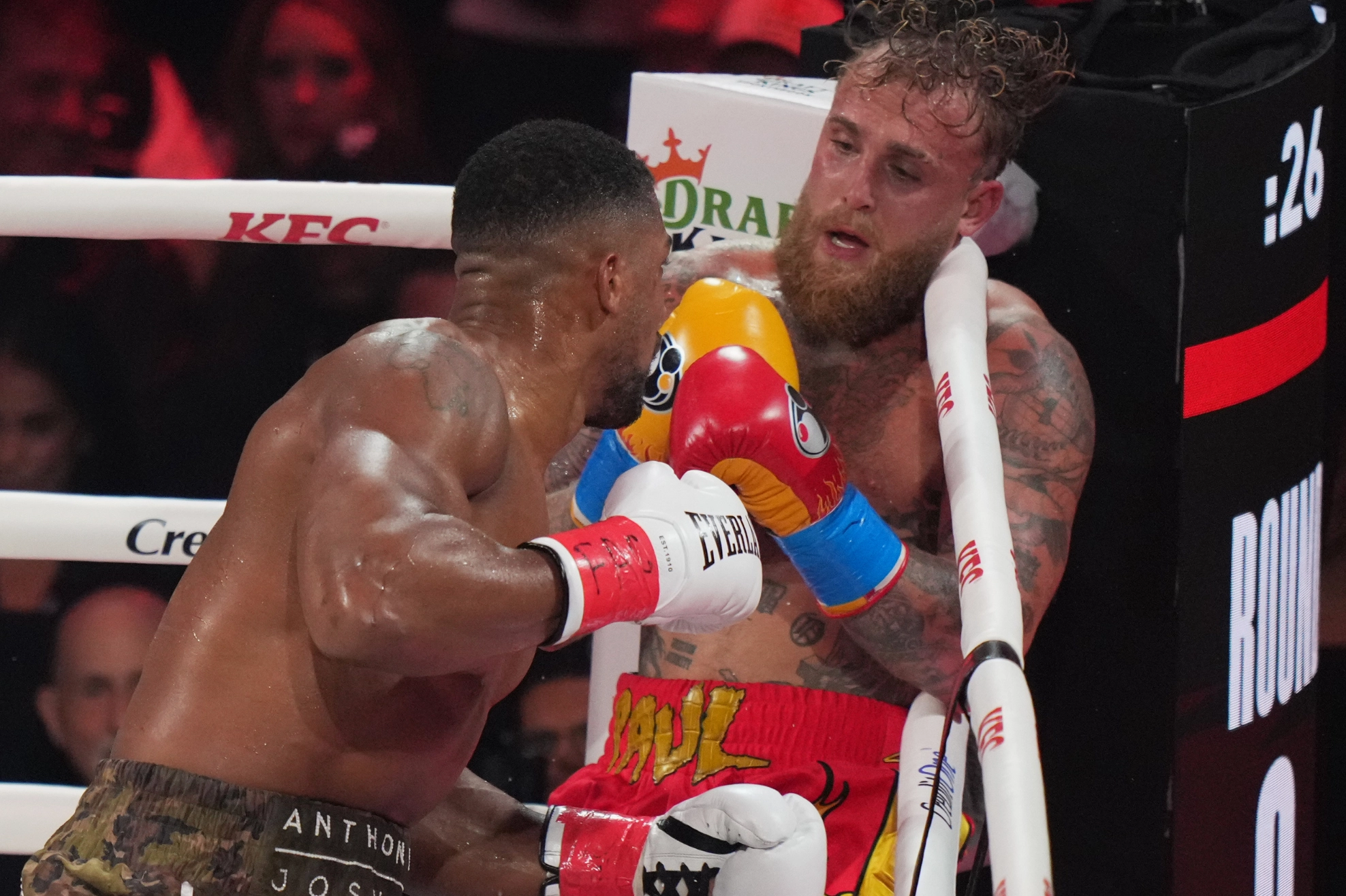 Anthony Joshua dồn ép Jake Paul trong trận đấu quyền anh tháng 12 năm 2025