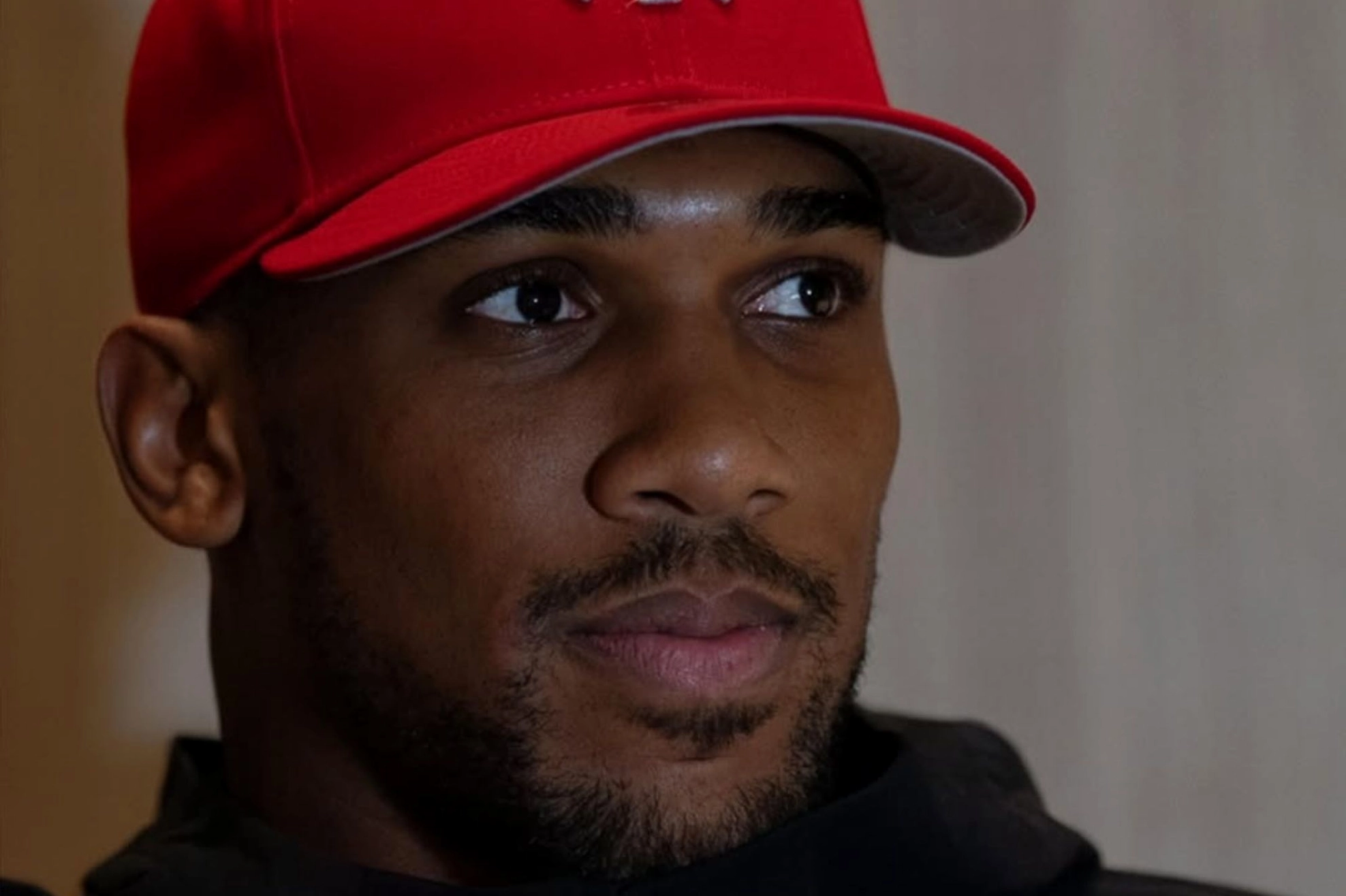 Anthony Joshua lộ rõ vẻ đau buồn khi đến nhà thờ dự tang lễ hai người bạn thân