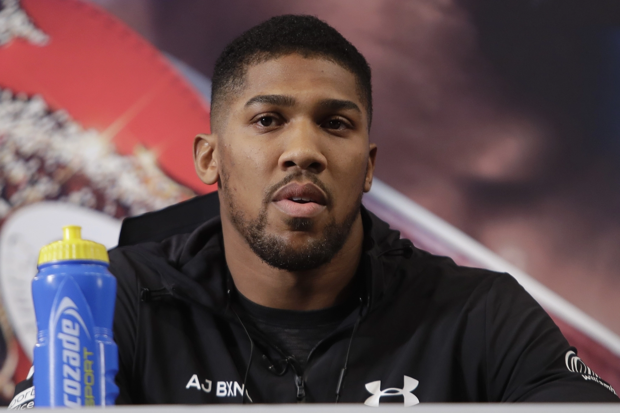Anthony Joshua phát biểu tại một cuộc họp báo quyền anh năm 2019