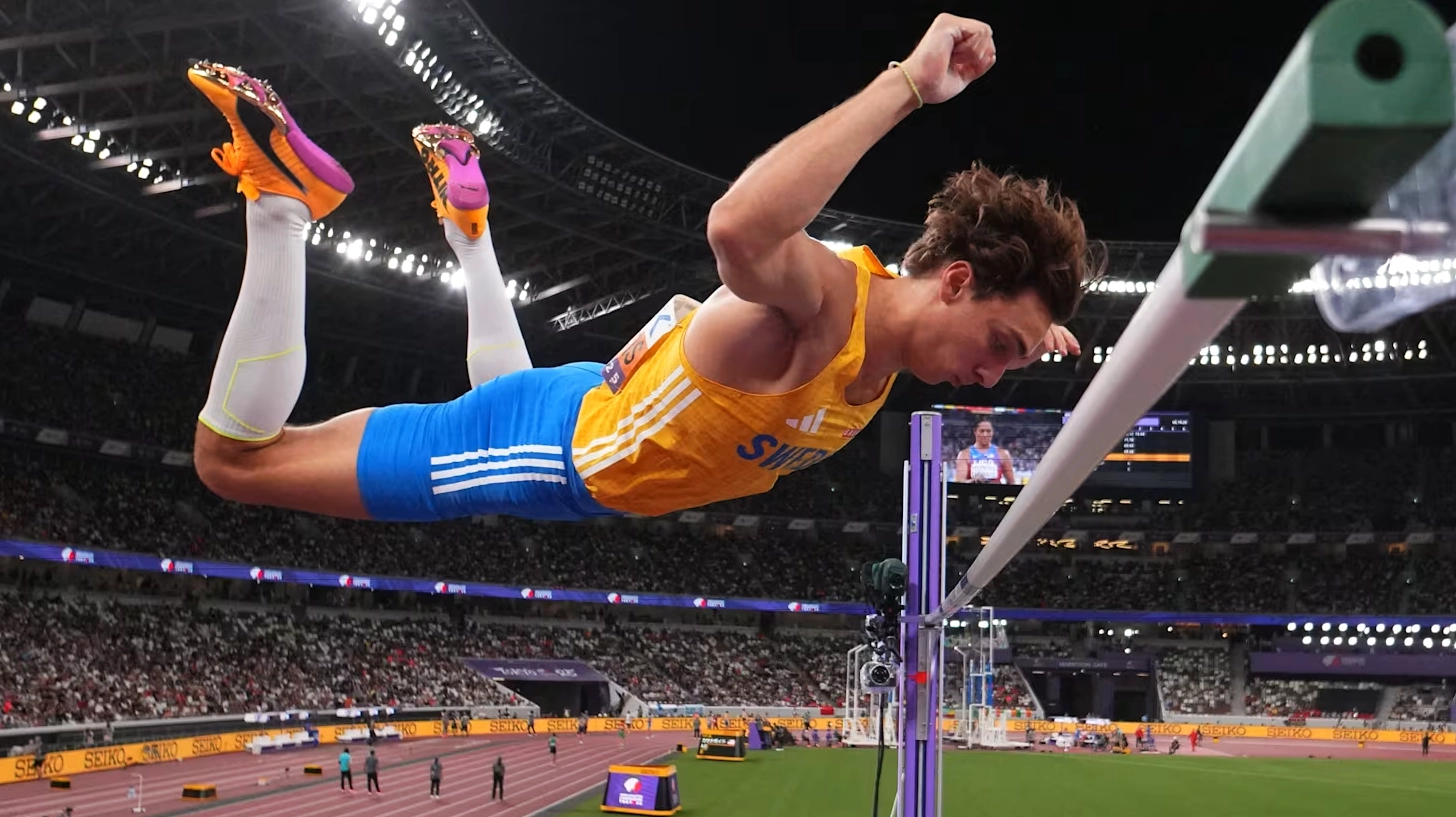 Armand Duplantis tập trung cao độ trước phần thi nhảy sào