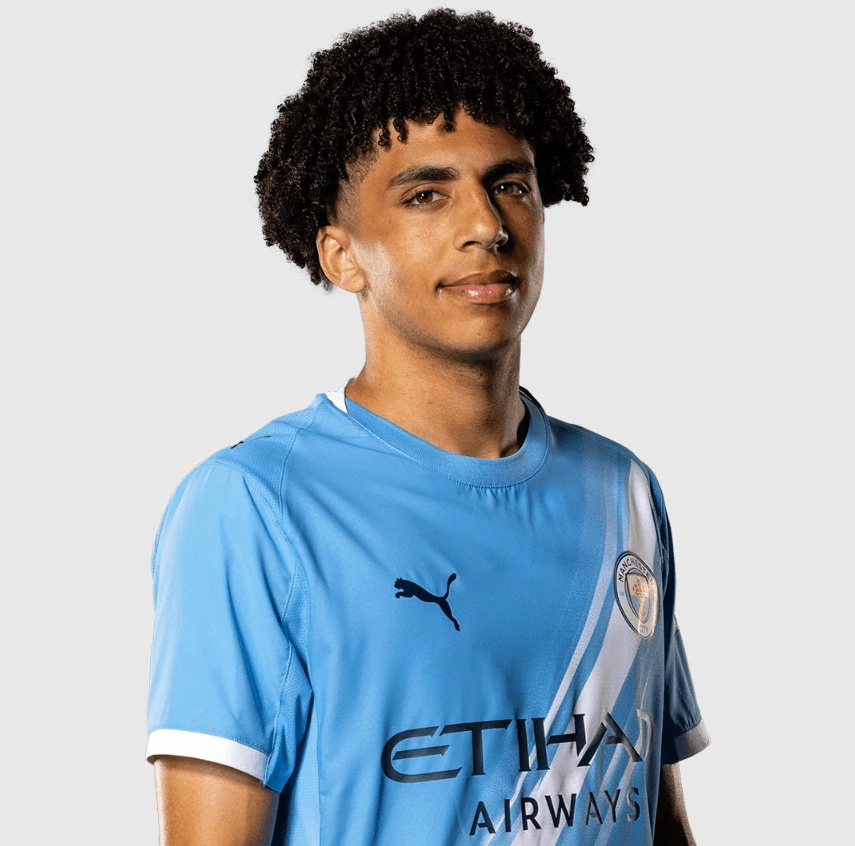 Cầu thủ Rico Lewis tập trung thi đấu trong một trận đấu căng thẳng tại Premier League