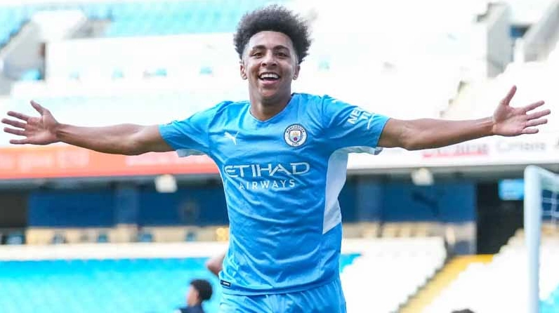 Cầu thủ Rico Lewis trong màu áo Manchester City từ lò đào tạo trẻ đến ngôi sao đội một