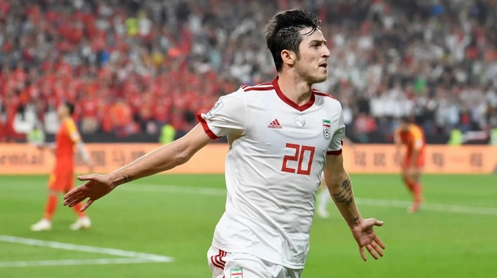 Chụp ảnh với Thủ tướng UAE, tiền đạo nổi tiếng Iran bị xóa tên khỏi tuyển quốc gia