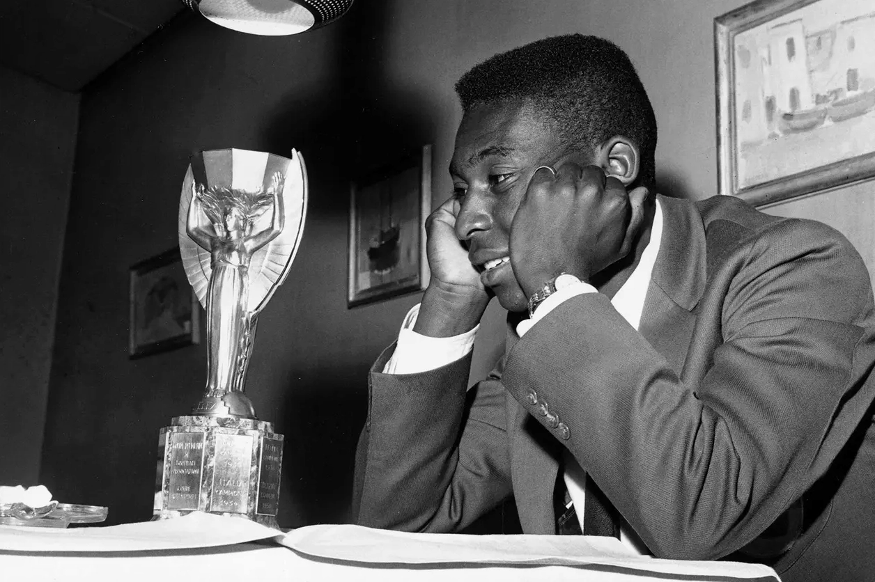 Hình ảnh huyền thoại Pelé trong màu áo đội tuyển quốc gia