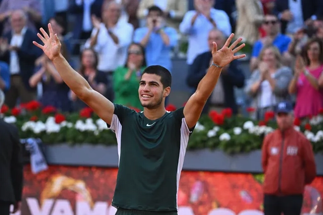 Khoảnh khắc ăn mừng chiến thắng bùng nổ của Carlos Alcaraz tại sân đất nện