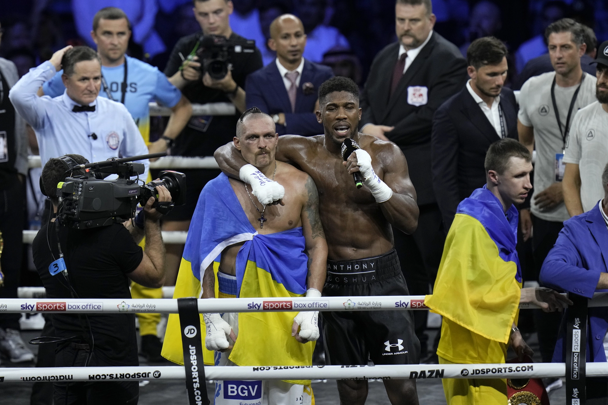 Oleksandr Usyk và Anthony Joshua mỉm cười thân thiện bên nhau