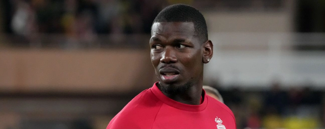 Paul Pogba đang quan sát thế trận tại UEFA Champions League trong trận đấu căng thẳng giữa AS Monaco và Galatasaray