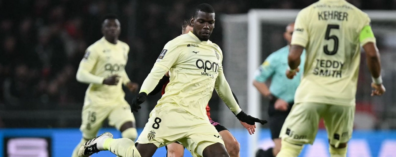 Paul Pogba tung cú sút đầy uy lực trong màu áo AS Monaco khi đối đầu với câu lạc bộ Stade Rennais