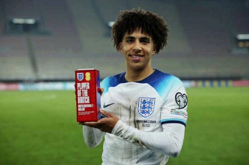 Rico Lewis ăn mừng sau một tình huống xử lý bóng đẳng cấp