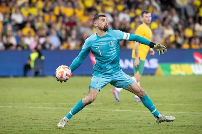 Thủ môn nỗ lực cản phá cú sút của đối phương trong một trận đấu căng thẳng